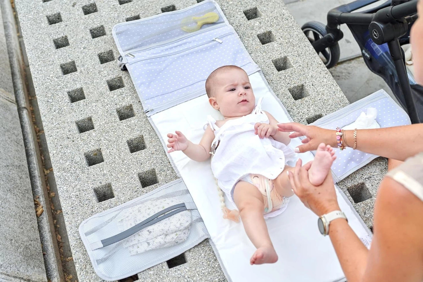 Cambiador Portátil para Bebé Gris con Nubes Blancas